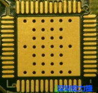 這是最不好的通孔設計，貫穿通孔直接擺放于QFN的接地散熱墊上，制造上無法確保其錫量，也就無法確保焊接良好。