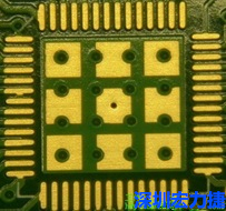 這個通孔的設計勉強可以接受，只剩下正中間一個通孔沒有塞孔，而且孔徑也變小了。