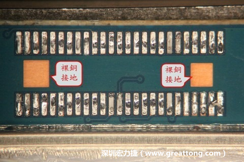 把板對板連接器全部移除，發現其下方板子共有兩個裸銅的方形設計。