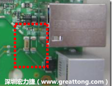 有人認為電容旁邊已經有螺絲將電路板固定于機殼上了，不應該發生電路板彎曲的現象才對。
