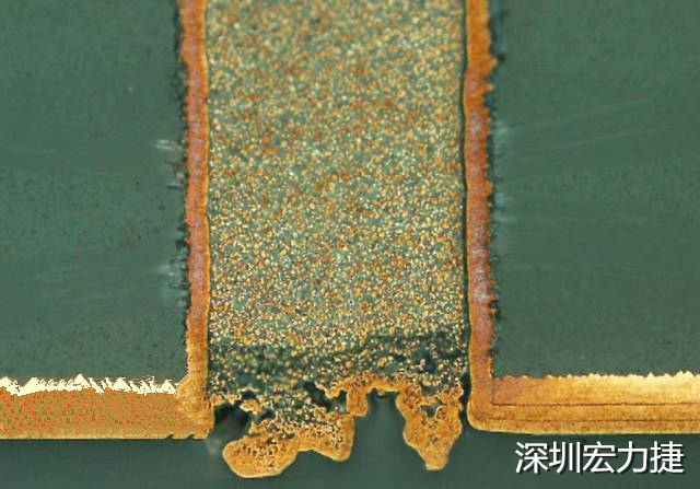 PCB設計之導電孔塞孔工藝 導電孔Via hole又名導通孔，為了達到客戶要求，導通孔必須塞孔，經過大量的實踐，改變傳統的鋁片塞孔工藝，用白網完成板面阻焊與塞孔。生產穩定，質量可靠。
