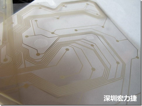 下面第二個圖則是另一片也有著按鍵線路的PTF，當上、下兩面PTF的按鍵結點互相接觸后就可以計算出是哪個按鍵被按下了。可是當按鍵沒有按下時，上下兩片PTF的線路則是分開的，所以上圖那片PTF的線路上面其實還另外覆蓋了另一層透明的PET作為絕緣層，只露出了需要在鍵盤按下時才會碰觸的接觸點，因為這些材質使用的都是Polymer，所以才撐這樣的技術為Polydome(聚合簧片)。
