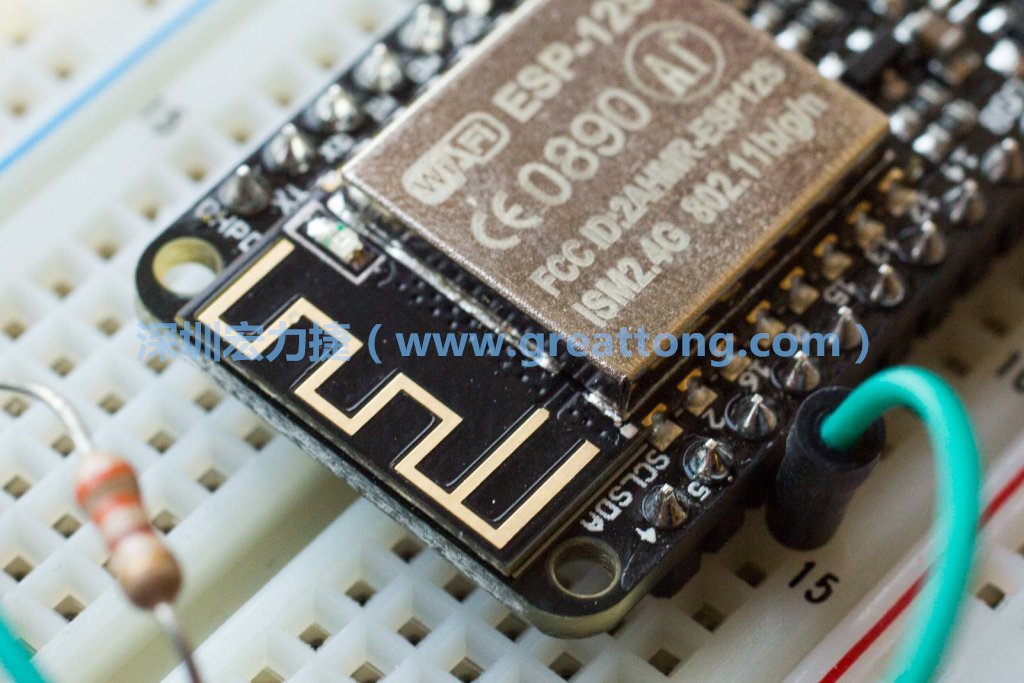 Adafruit Feather板上的無線電天線。