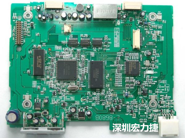 大面積PCB若電子元器件數量多、重量較重，板材強度不夠時容易產生PCB中央部凹陷問題。