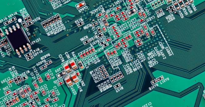 你能在這個復雜的PCB中找到垂直布線嗎？反正我不能
